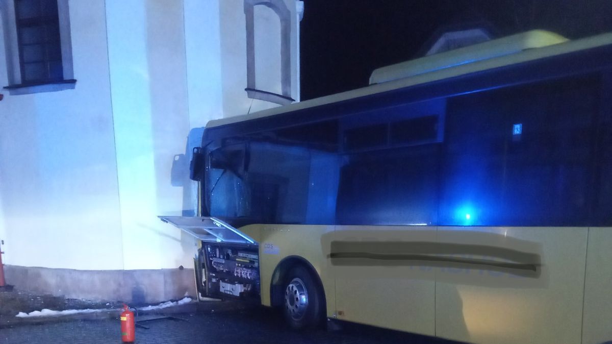 Autobus na Náchodsku narazil do kostela